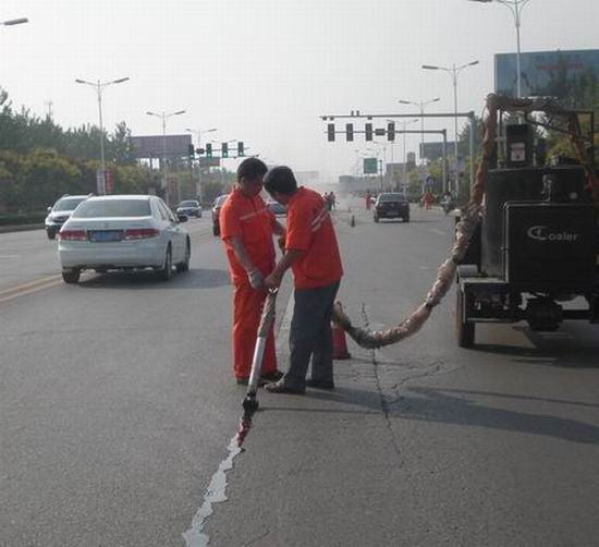 公路裂縫日常養(yǎng)護(hù)灌縫膠